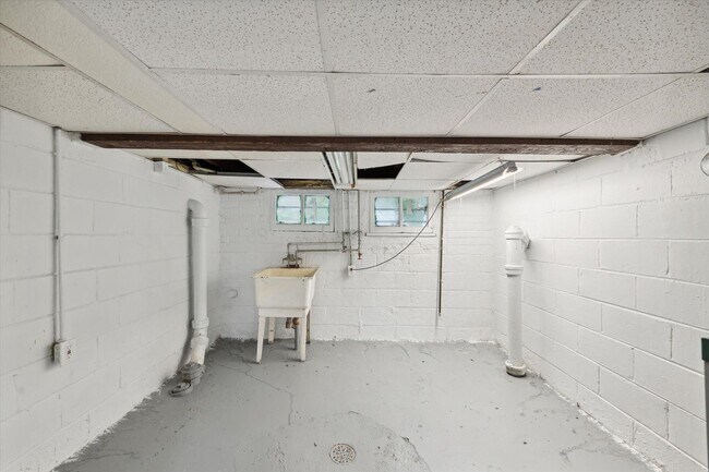 Building Photo - 4 Bedroom 2 Bath $1,500