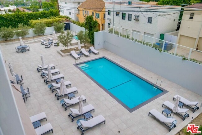 Building Photo - 999 N Doheny Dr