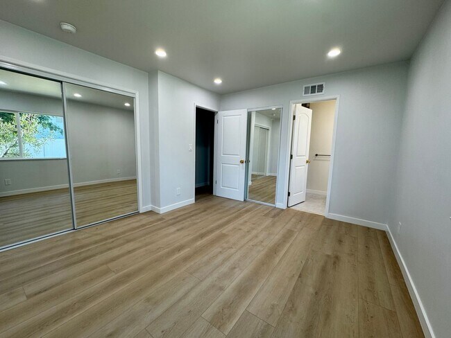 Building Photo - Newly Remodeled Gorgeous Open Floor Plan o...