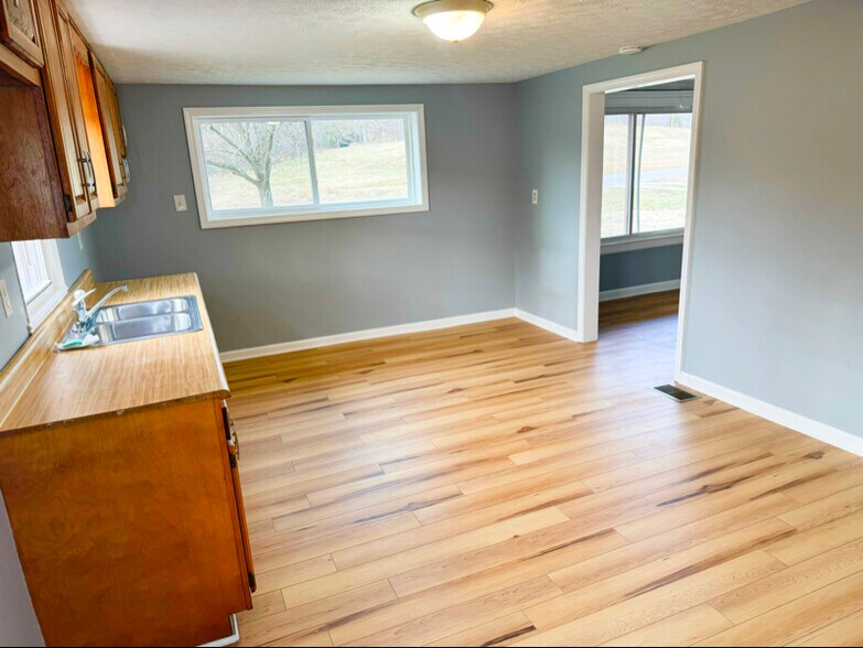 Building Photo - 2866 W Blue Lick Rd