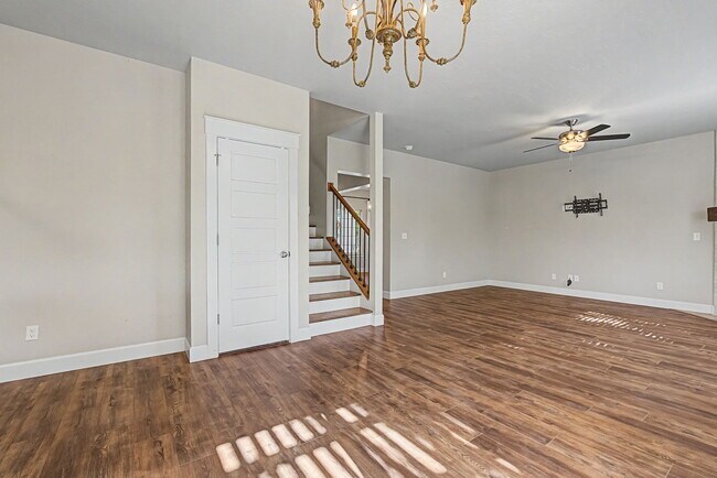 Building Photo - 5140 N Elmstone Ave