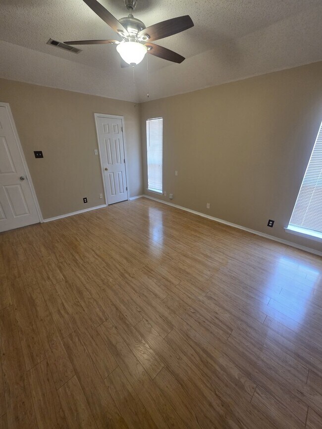 Building Photo - 4 bed 2 bath home in Northgate