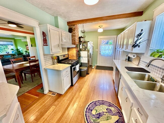 Building Photo - 3 Bedroom House For Rent In White Salmon