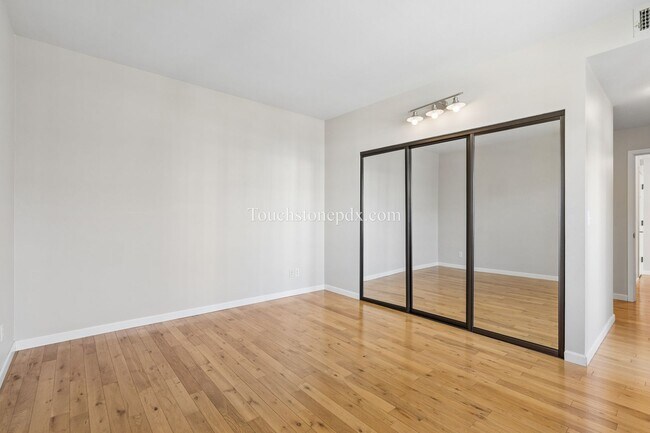 Building Photo - 1630 S Harbor Way