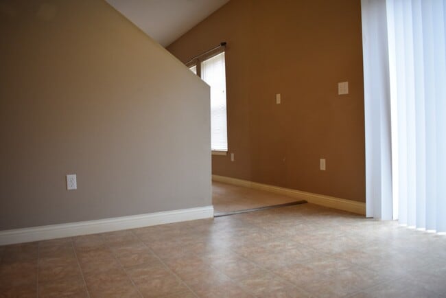 Building Photo - Large 2 story 3 bedroom 2 bathroom!