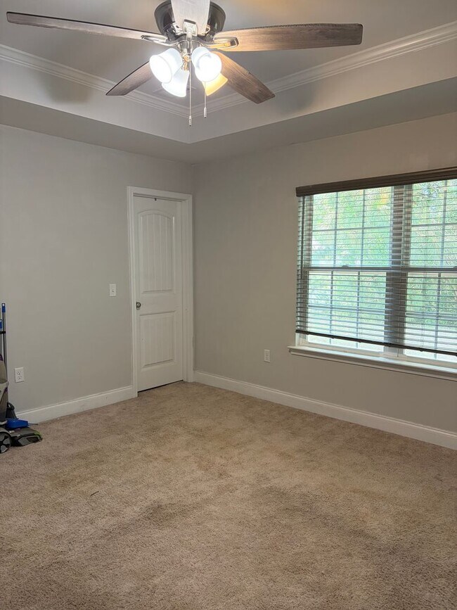 Building Photo - AVAILABLE NOW! (Pet Friendly)