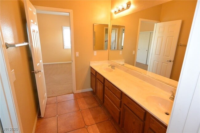Building Photo - 983 Roseberry Dr