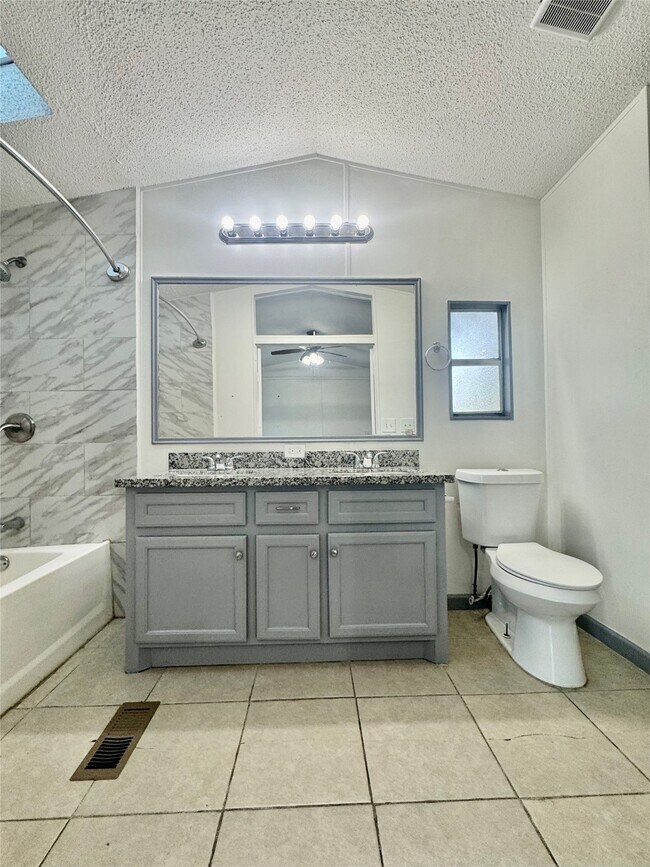 Building Photo - 1007 Spooner St