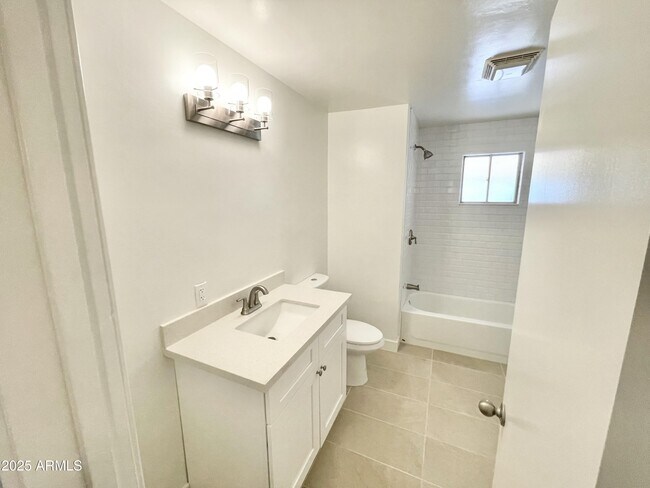 Building Photo - 6242 N 12th Pl