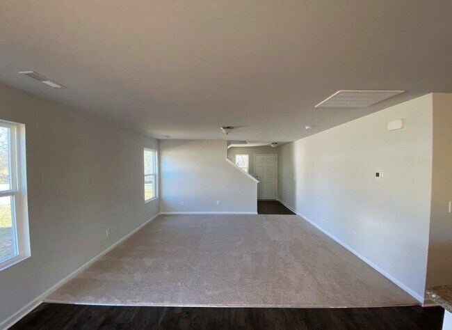 Building Photo - Beautiful 3 Bedroom, 2 1/2 Bathroom Home off Robinhood Rd in Winston!