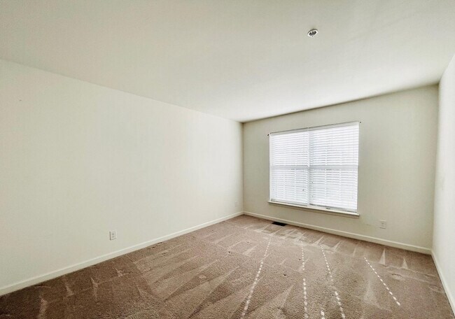 Building Photo - 3017 Chesapeake Dr