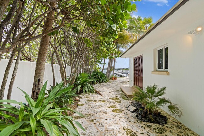 Building Photo - 7500 S Flagler Dr