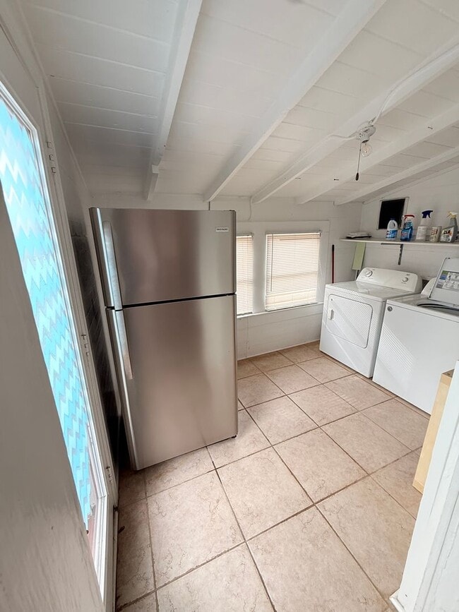 Building Photo - 323 W 6th Ave