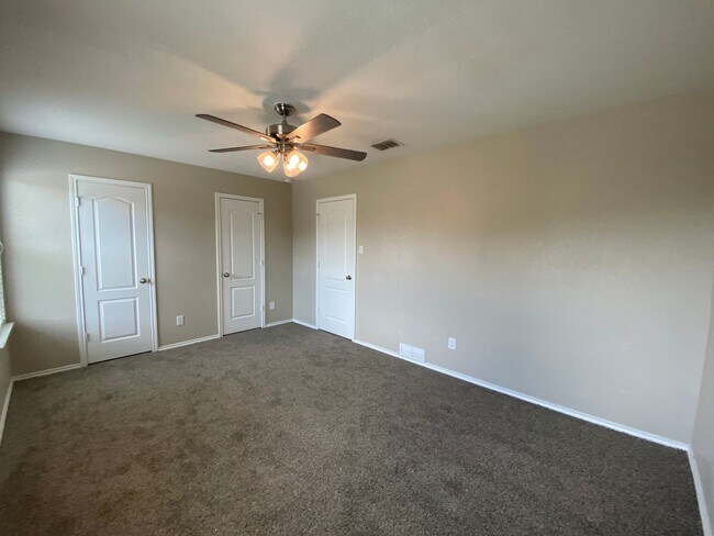 Building Photo - HALF OFF First Month Rent: 3 Bed/2.5 Bathroom~ Multiple Living Spaces~ Located near Lackland AFB!