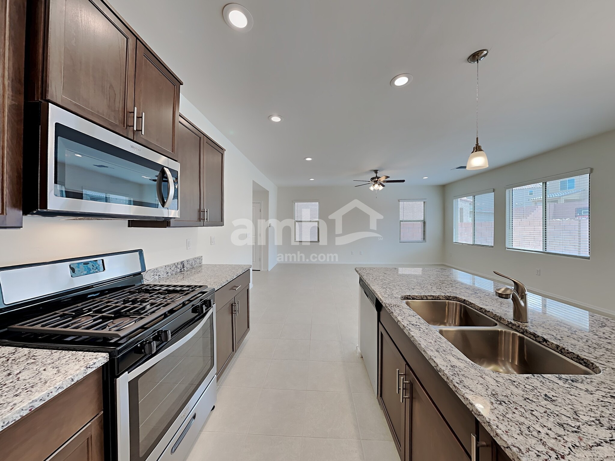 Building Photo - 854 E Artesia Pl