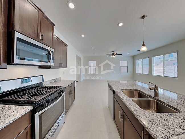 Building Photo - 854 E Artesia Pl