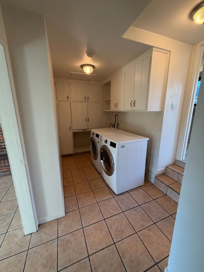 Building Photo - 3 Bed / 1.5 Bath | Thornwood Terrace Home Available Now