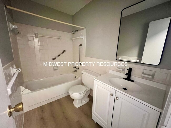 Building Photo - Stunning 1 Bedroom Apartment w/ Covered Pa...