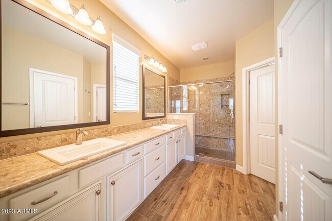 Building Photo - 3705 Ridgeview Ter