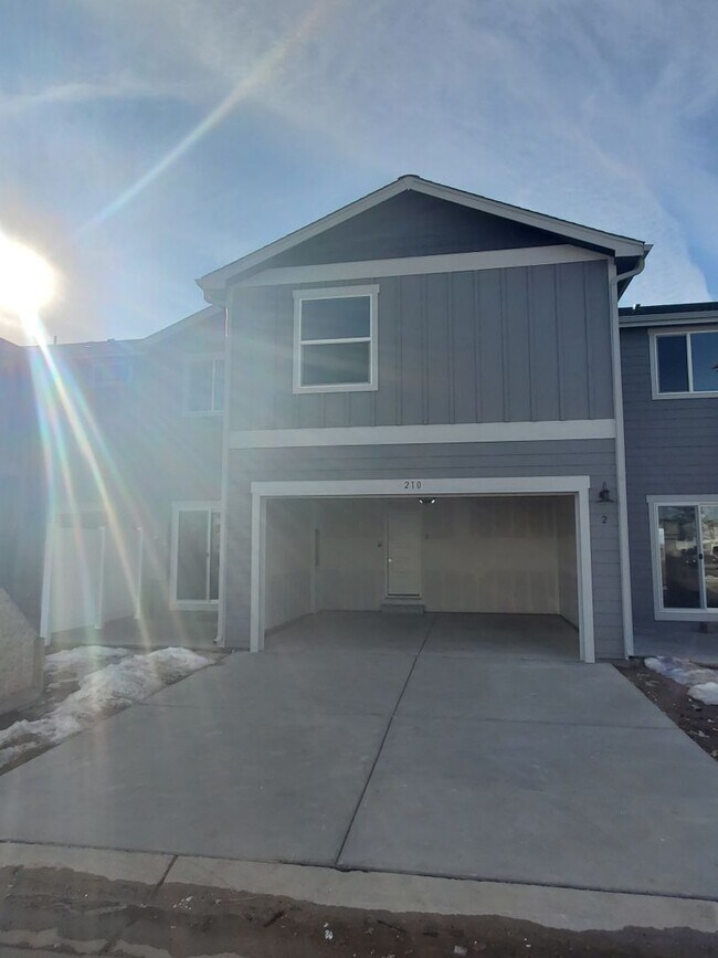 Building Photo - Updated and Very Spacious 3 Bedroom Townho...