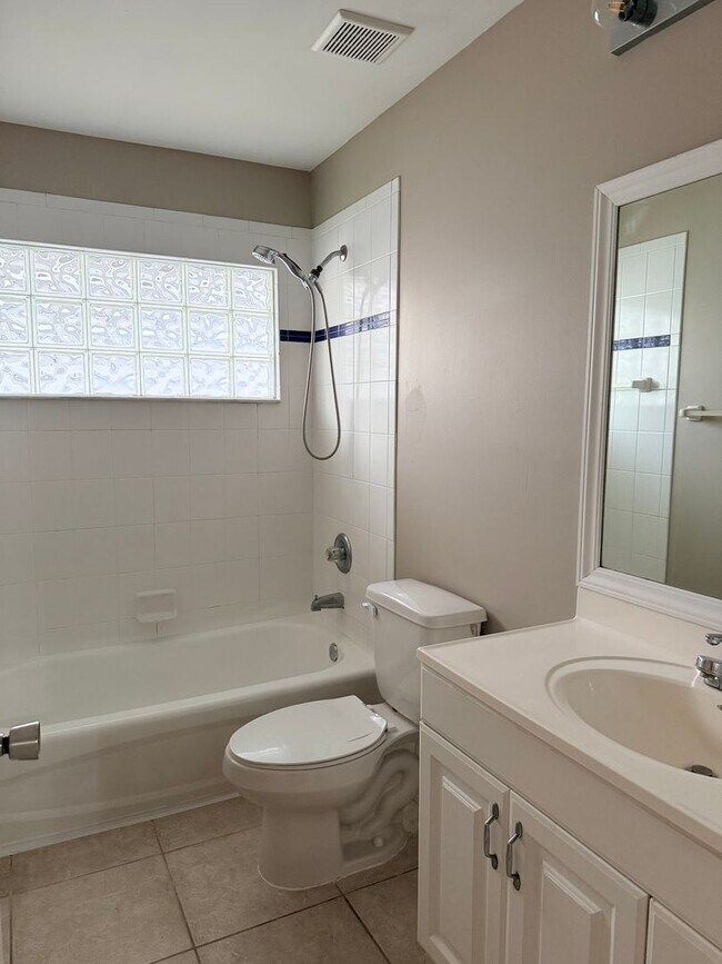 Building Photo - 2 Bed/1 bath Centrally Located~