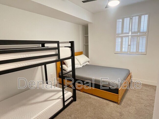 Building Photo - 1759 N Spring Cir