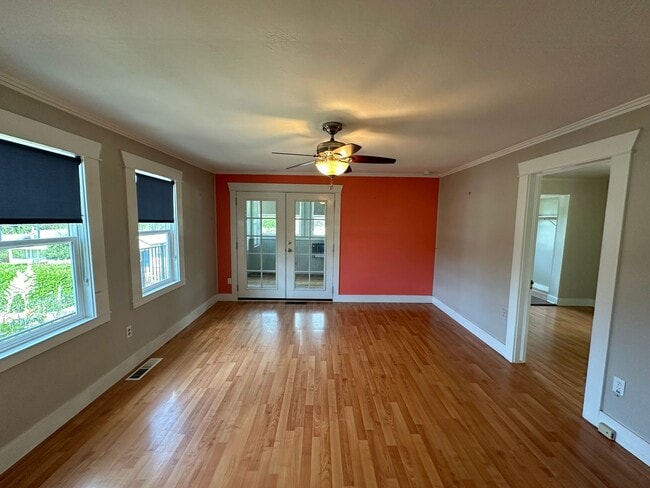 Building Photo - Adorable 2 Bedroom One Bathroom Home Close...