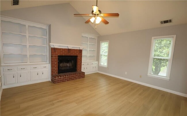 Building Photo - 1092 Mountain Springs Dr