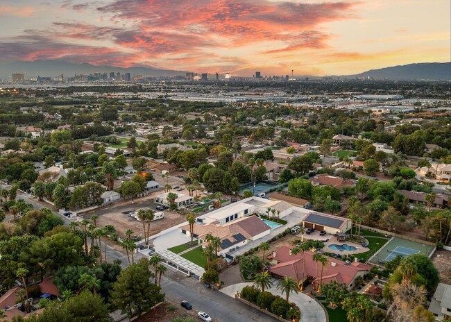 Building Photo - Meticulously renovated single-story contem...