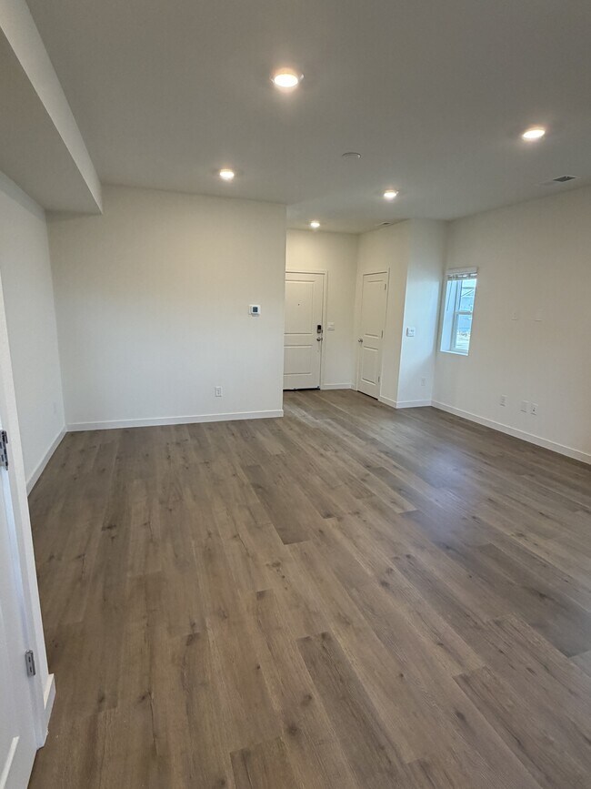 Building Photo - 8426 Redwood Dawn Dr