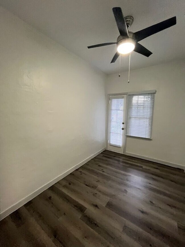 Interior Photo - 2014 Chestnut Avenue