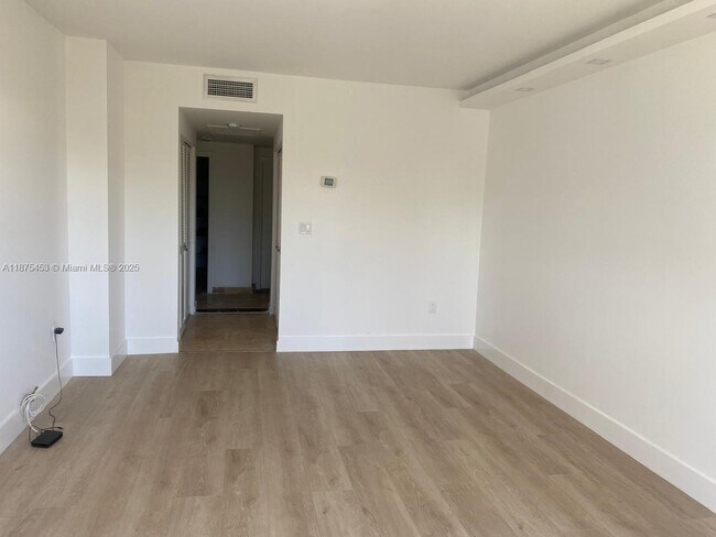 Building Photo - 500 Bayview Dr