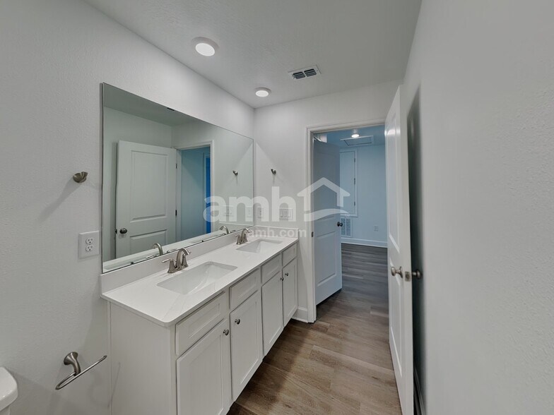 Building Photo - 16508 Cheyanne Ct
