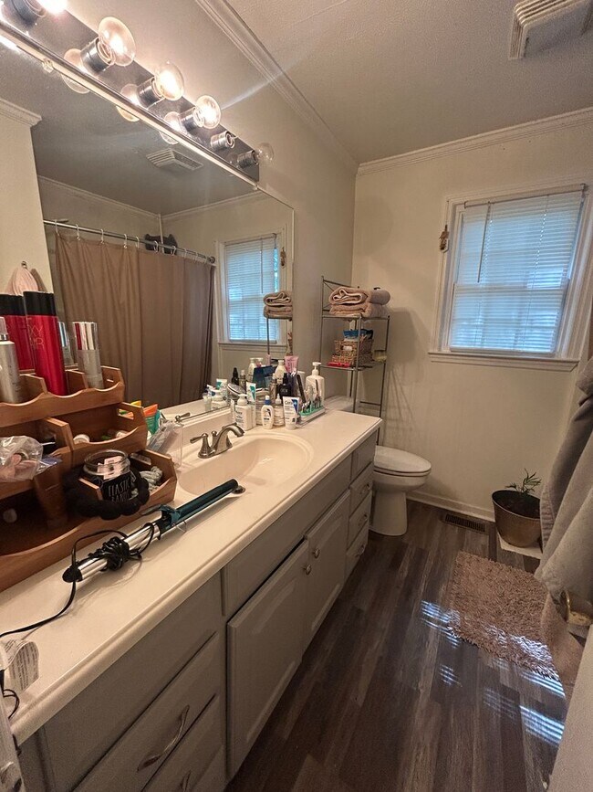 Building Photo - 110 Martin St