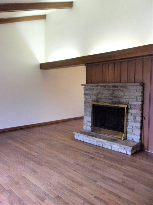 Building Photo - 3 Bed 1 Bath 2 Car in NW Oklahoma City Rob...