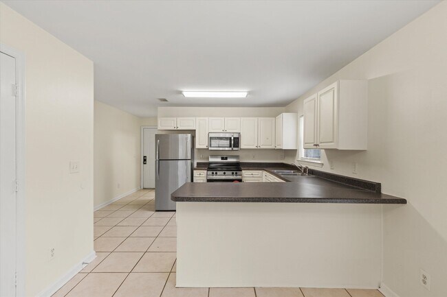 Building Photo - 735 Putnam Dr