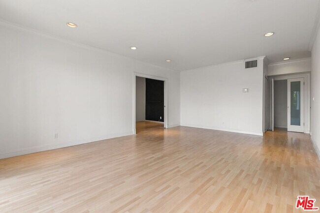 Building Photo - 8550 Holloway Dr