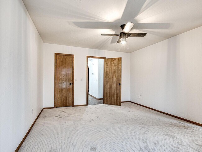 Building Photo - 4 Bedrooms - 3 Bathrooms - 3 Car Garage - ...
