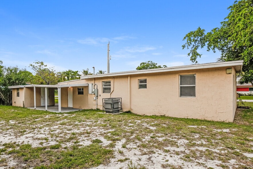 Building Photo - 2418 SW 6th Ct