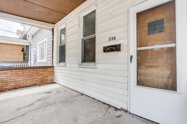 Building Photo - 236 Plymouth St