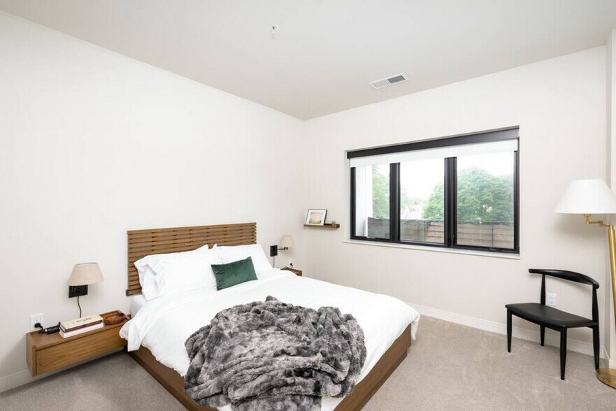 Building Photo - 1632 N Franklin Pl