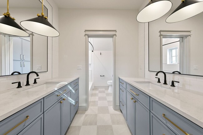 Building Photo - 917 E 37th St