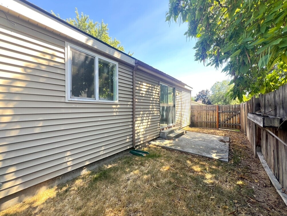 Building Photo - 906 E Bergeson St