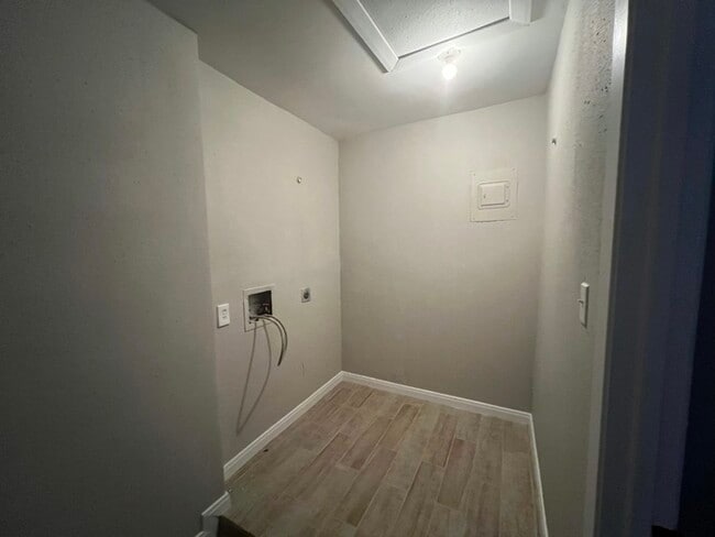 Building Photo - 1110 Falcon Dr