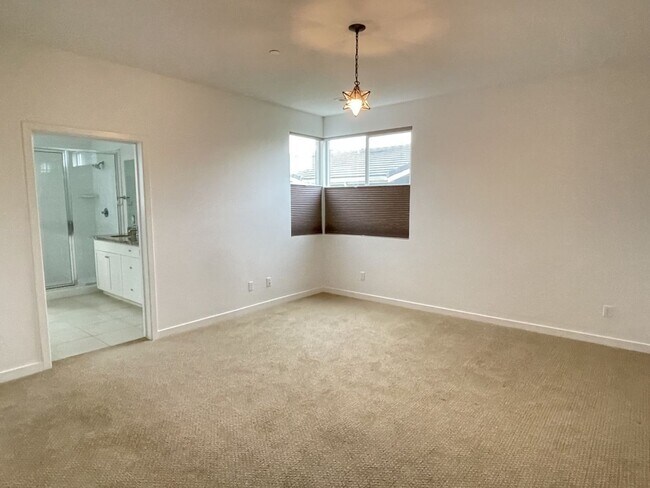 Building Photo - Beautiful 3 Bedroom house in Trillium, Arr...