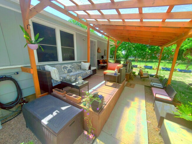 Building Photo - 1003 Bugg Ln