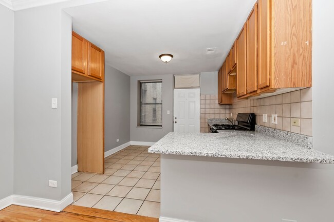 Building Photo - Spacious 2 Bedroom in South Shore