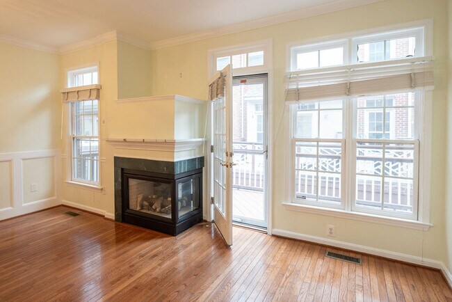 Building Photo - 719 N Vermont St