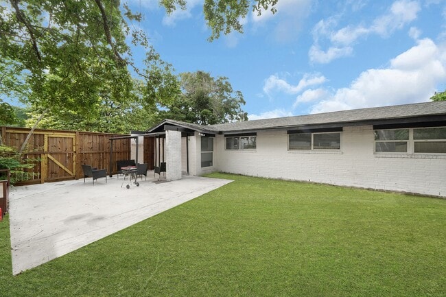Building Photo - 11103 Greenwillow Dr