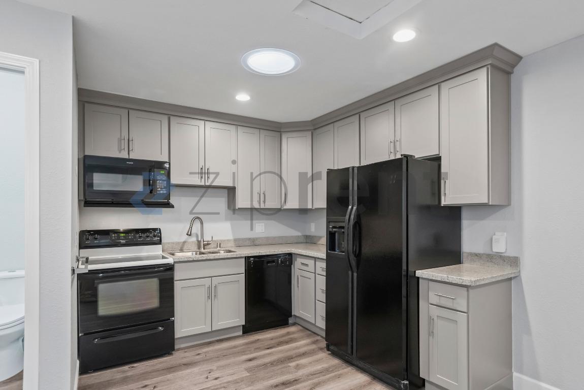 Building Photo - 1416 Rue Avati